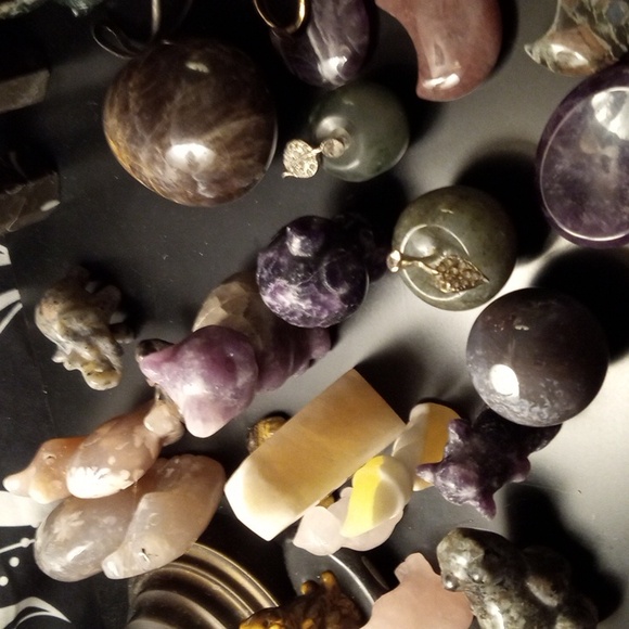 Items on the table - Picture 2 of 3